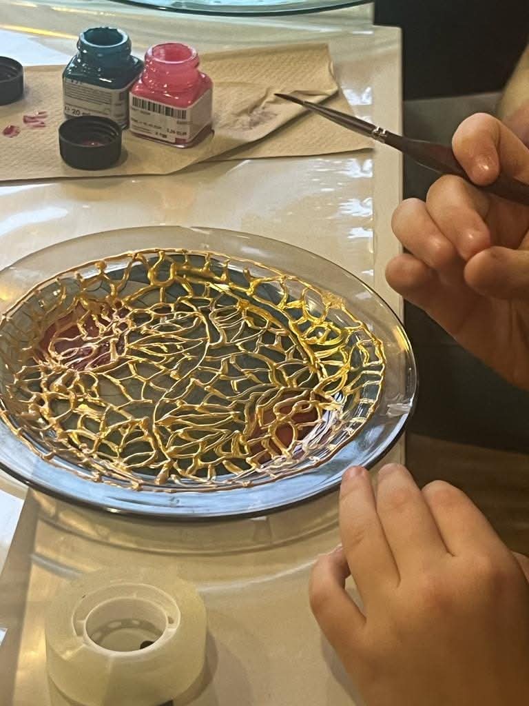 Keramik- & Glasmalerei – Fertige Werke entdeckenEinzigartige, farbenfrohe und liebevoll gestaltete Kunstwerke aus Keramik und Glas warten auf Sie. Lassen Sie sich von Kreativität und Leidenschaft inspirieren!