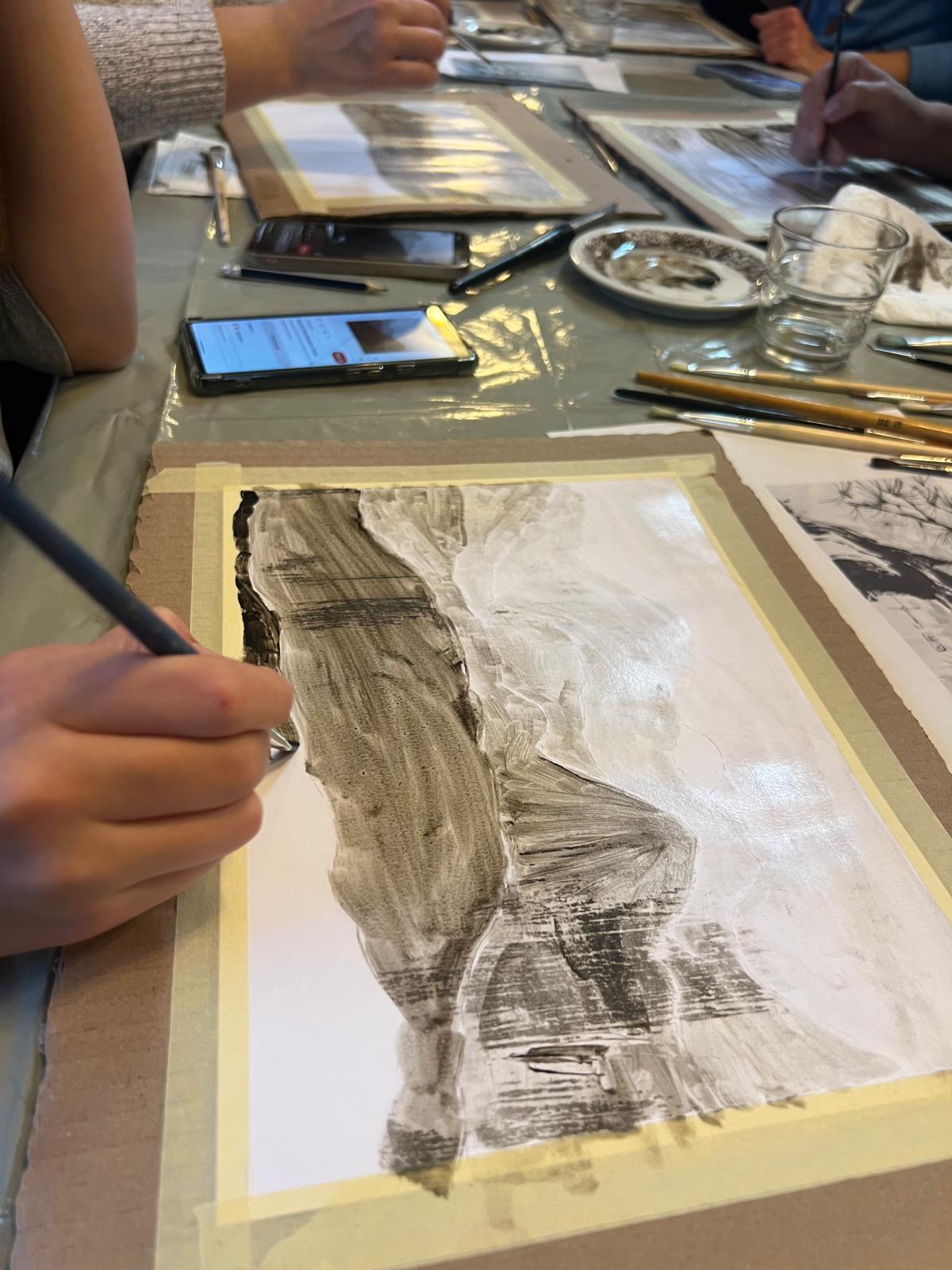 Ein Workshop zum Zeichnen mit einfarbigen (monochromen) Farben auf Papier